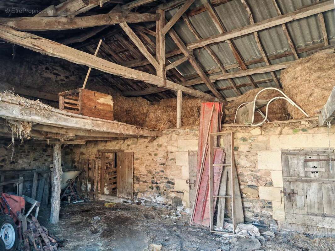 Intérieur hangar - Maison à THIVIERS