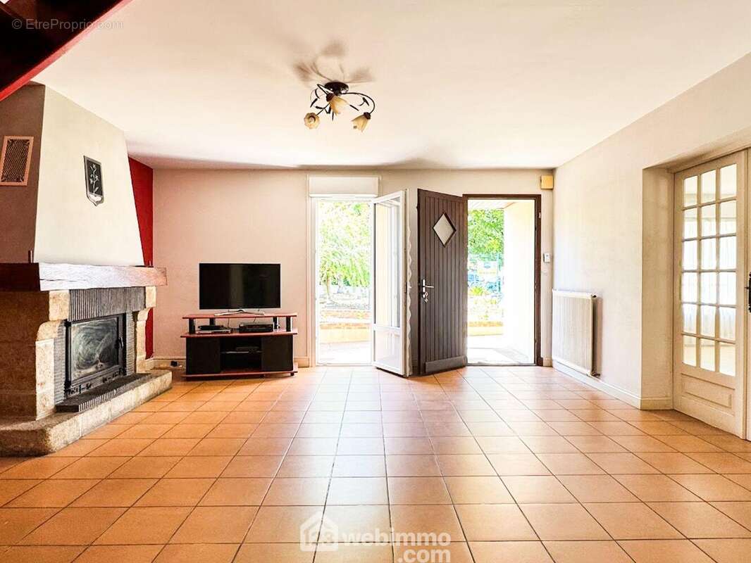 ...avec une cheminée et de la luminosité. - Maison à CHOLET