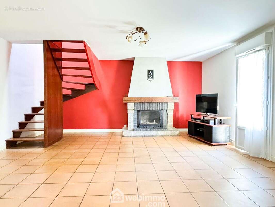 L&#039;entrée s&#039;ouvre sur un salon de 26m²... - Maison à CHOLET