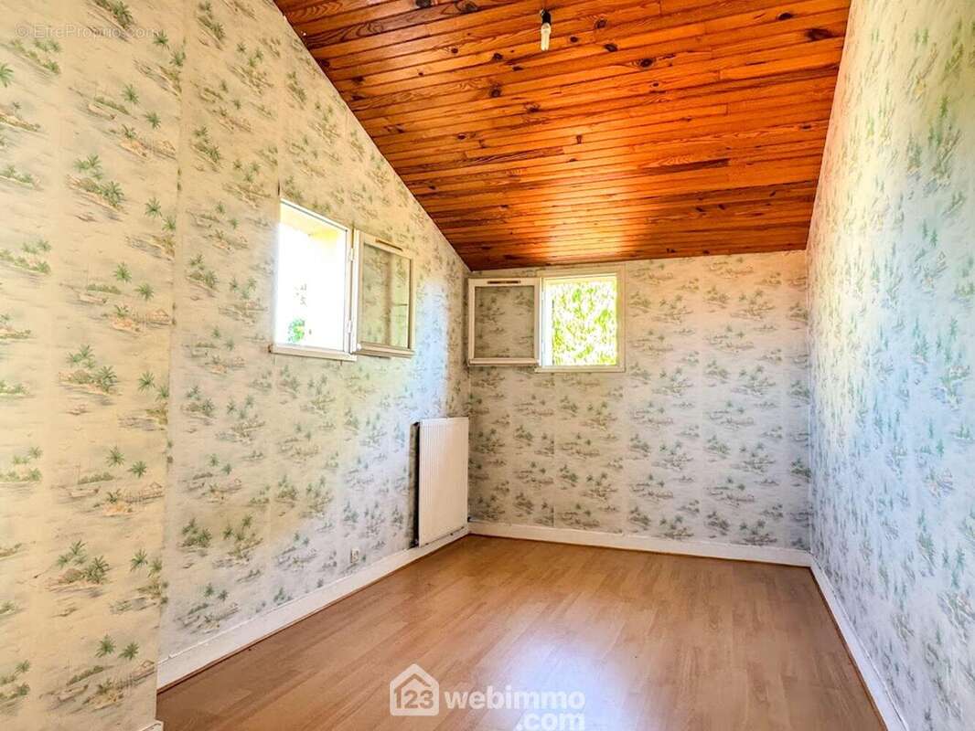 L&#039;étage distribue 2 chambres de 11m² environ chacune, une salle d&#039;eau et un grenier. - Maison à CHOLET