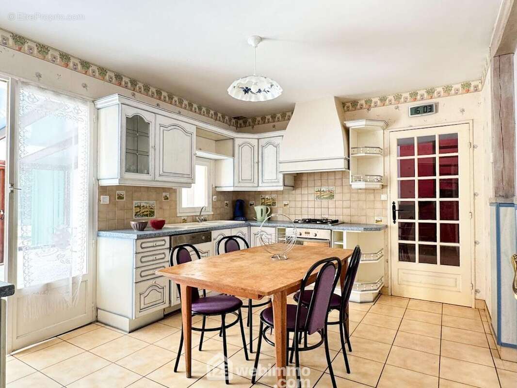 La cuisine de 13.95m² est équipée et donne sur... - Maison à CHOLET