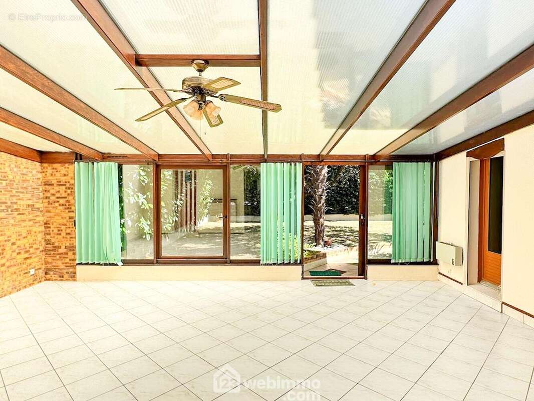 ...la véranda de 35.95m² avec une vue sur le jardin entièrement clos et sans vis à vis. - Maison à CHOLET