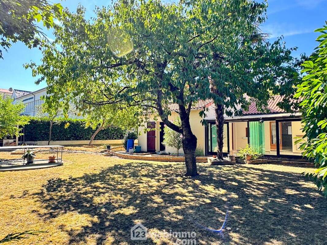 Maison familiale de 1979 sur une parcelle de 700m² environ - Maison à CHOLET