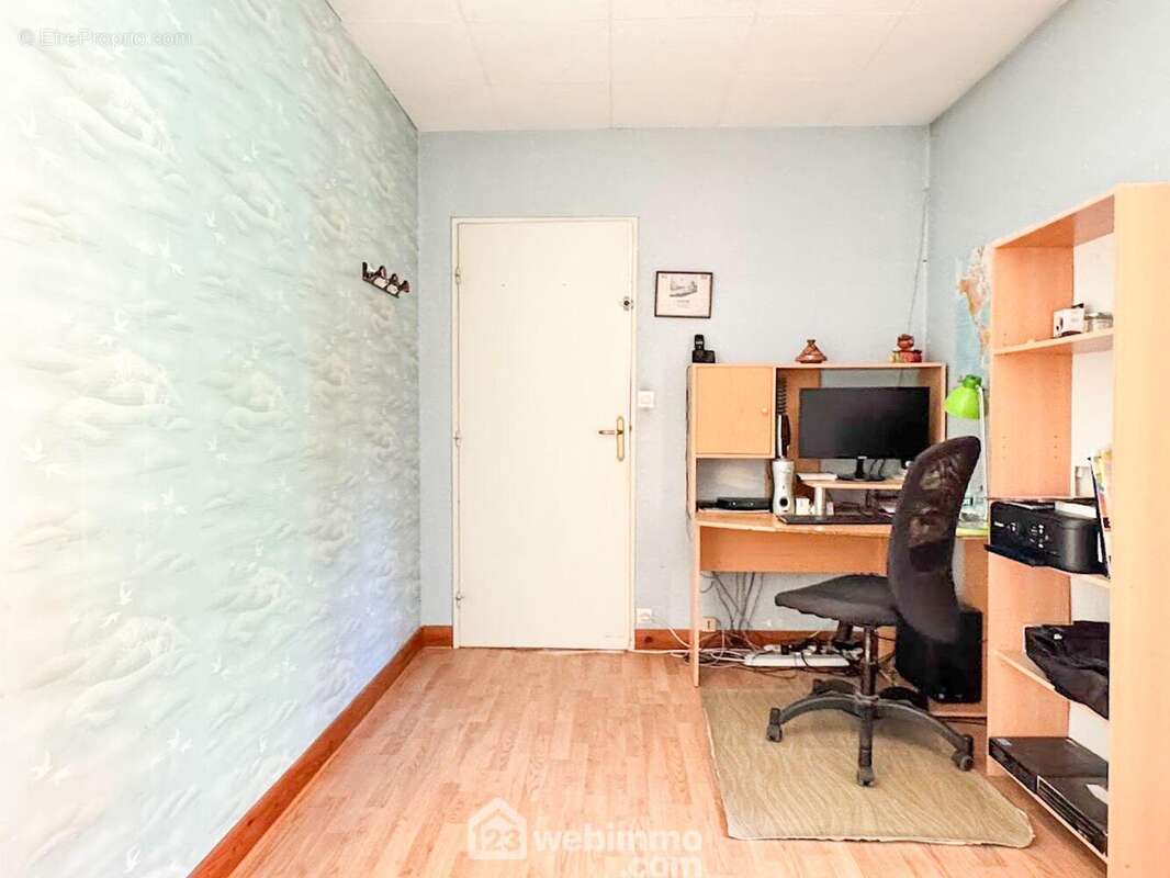 ...un bureau de 9.90m², un WC séparé. - Maison à CHOLET