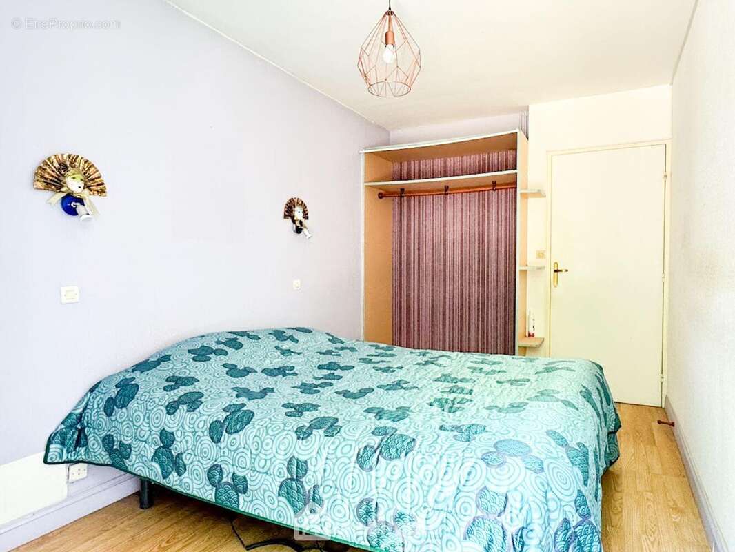 Une vie de plain pied offre une chambre de 10.60m² avec une sortie directe au jardin, une salle de bain... - Maison à CHOLET