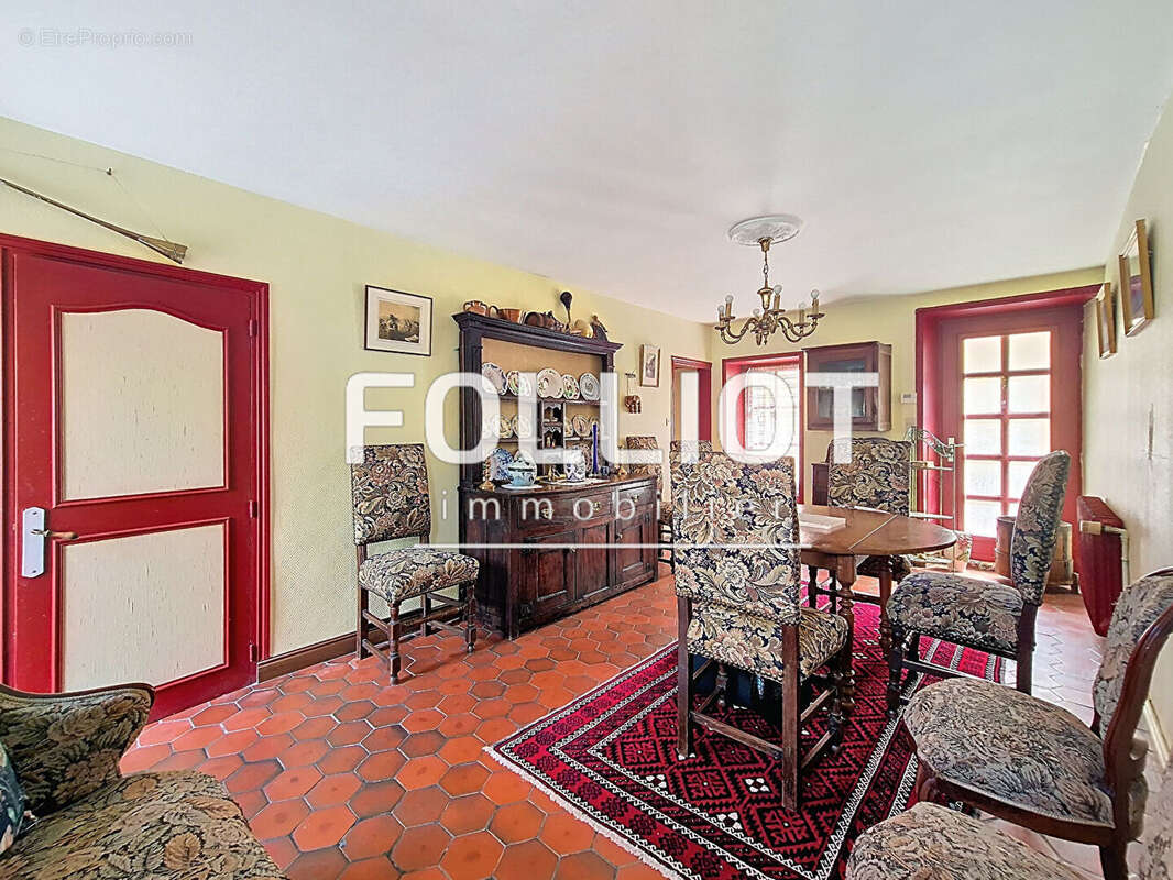 Maison à SAINTE-CROIX-GRAND-TONNE