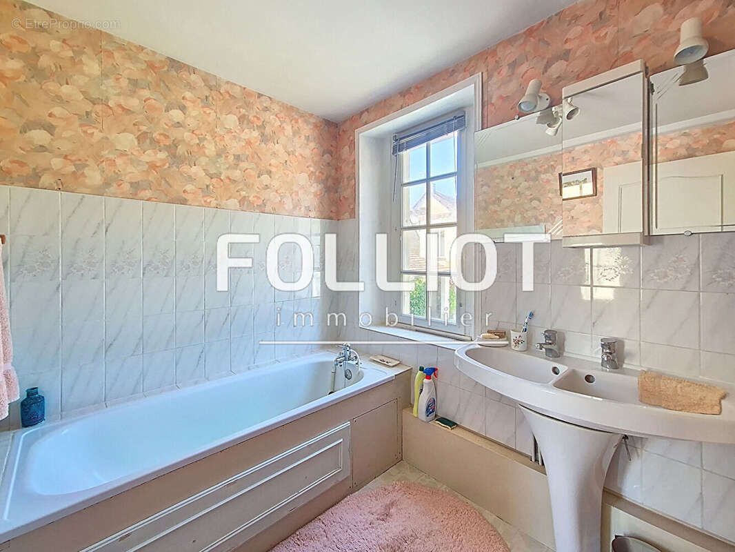 Maison à SAINTE-CROIX-GRAND-TONNE