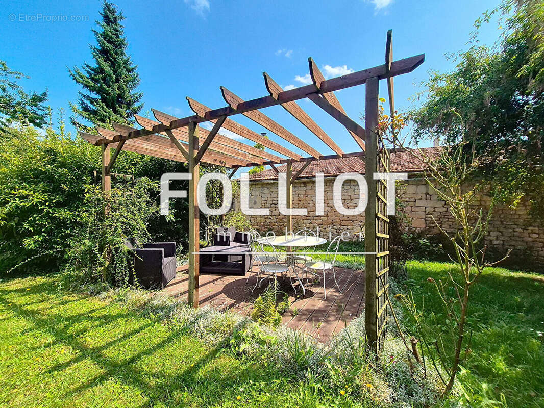 Maison à SAINTE-CROIX-GRAND-TONNE