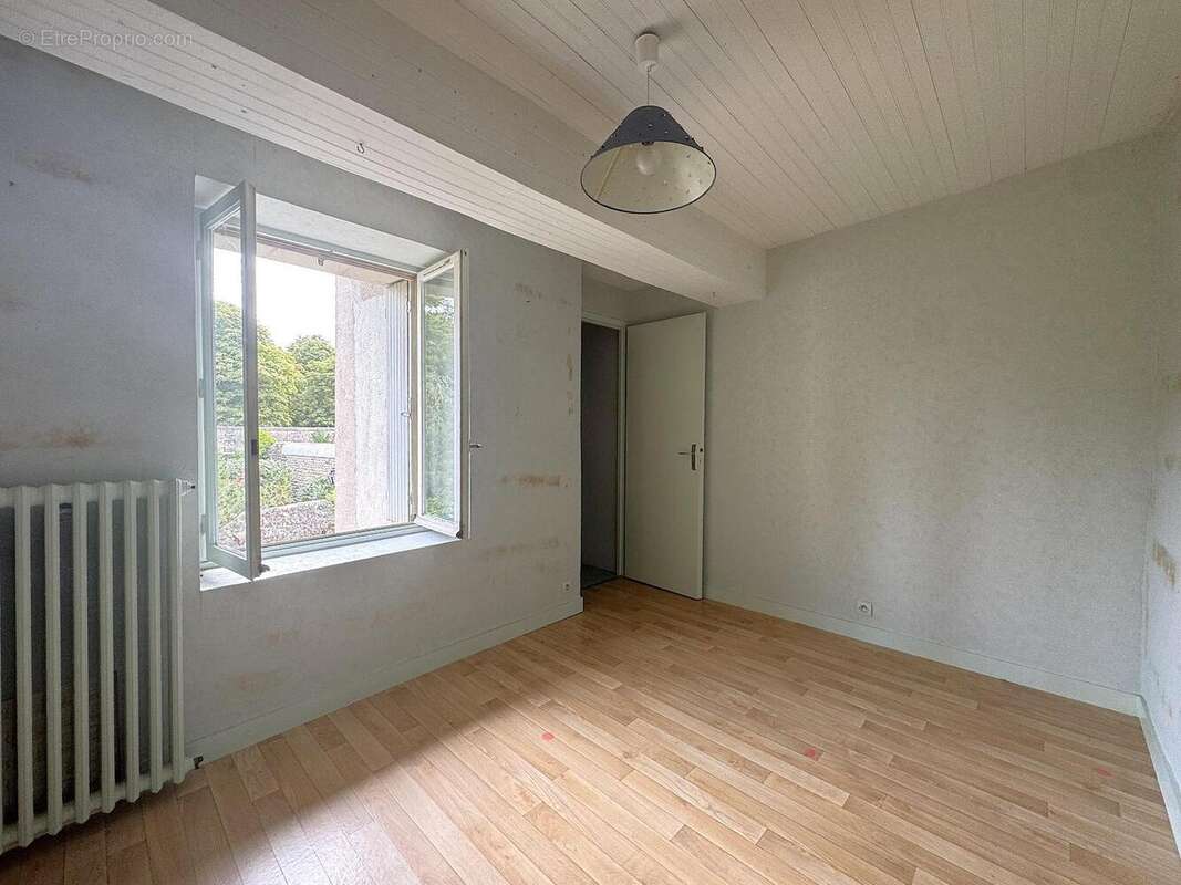   - Maison à SAINT-MARTIN-DE-MACON