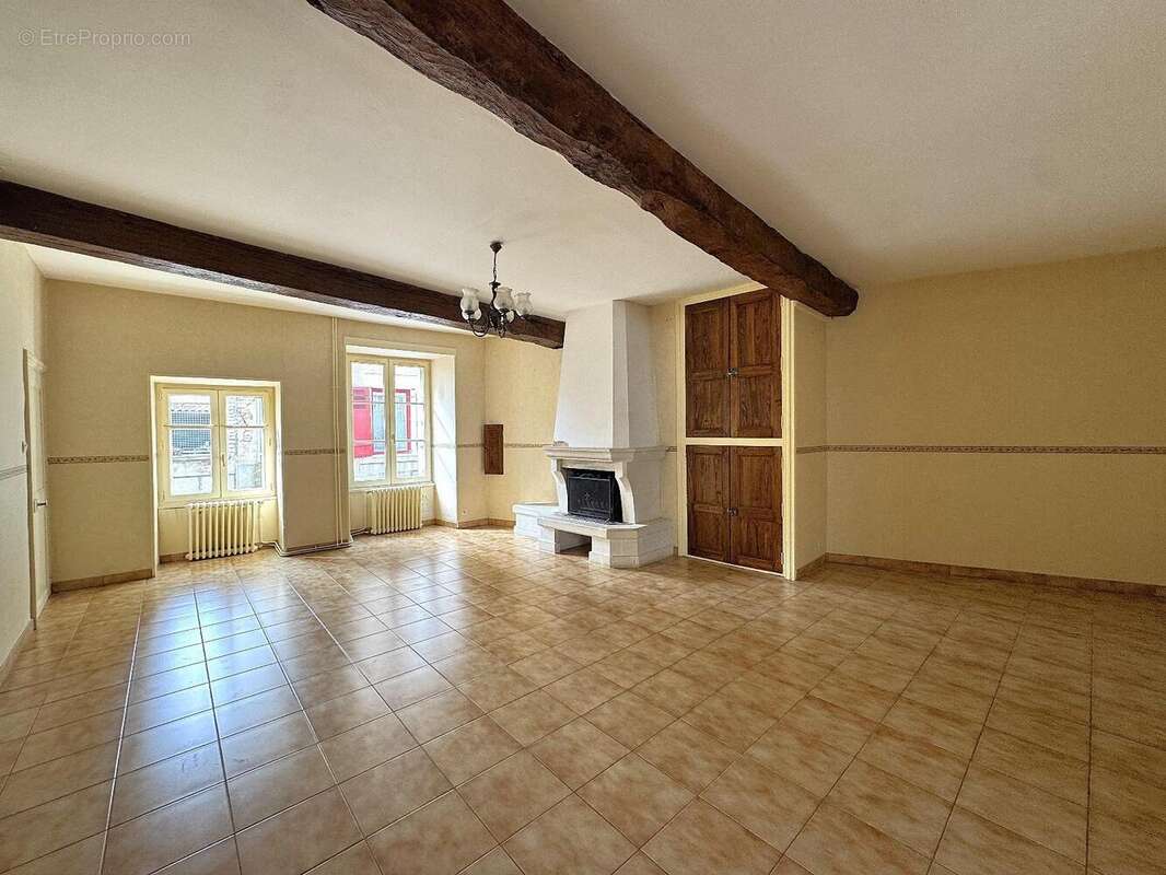   - Maison à SAINT-MARTIN-DE-MACON