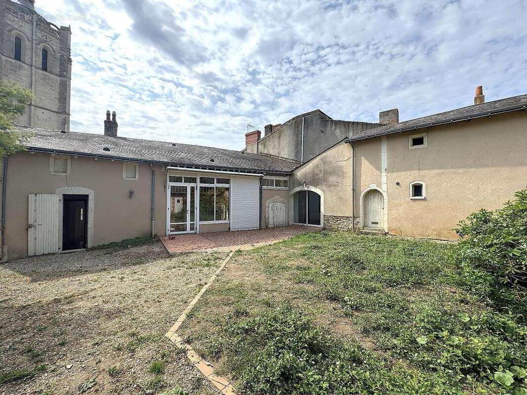   - Maison à SAINT-MARTIN-DE-MACON