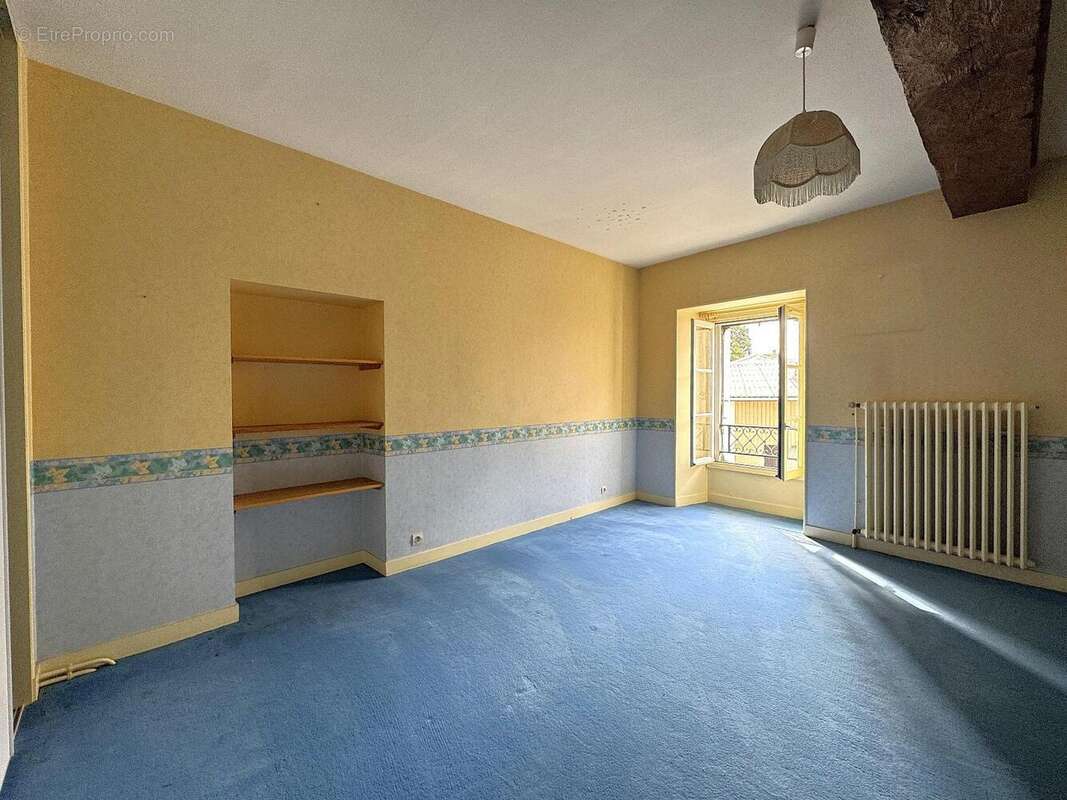   - Maison à SAINT-MARTIN-DE-MACON