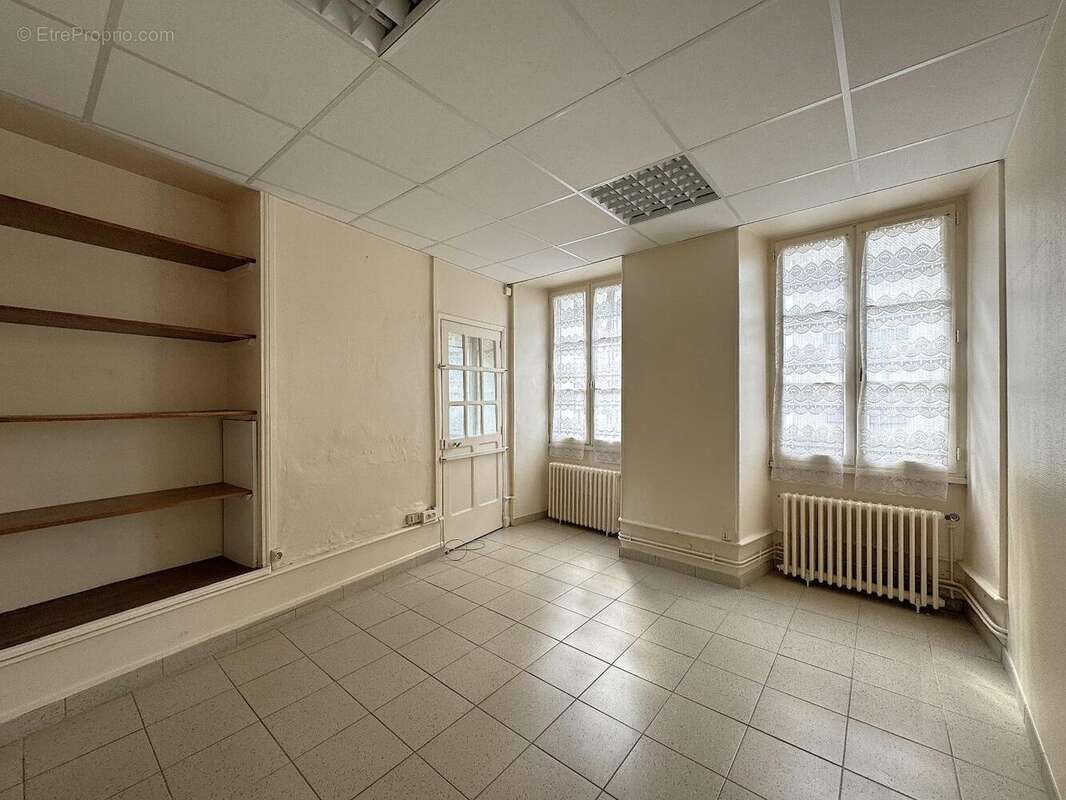   - Maison à SAINT-MARTIN-DE-MACON