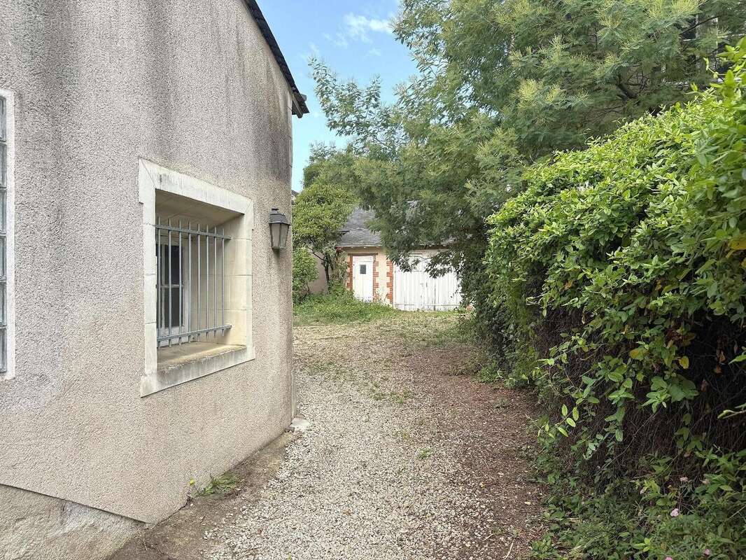   - Maison à SAINT-MARTIN-DE-MACON
