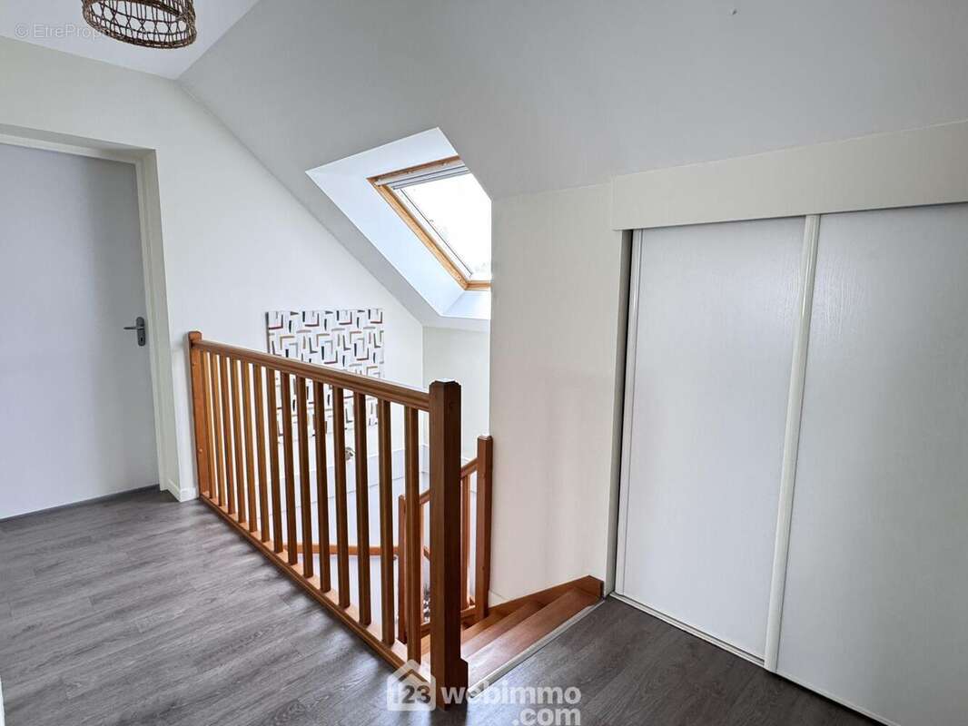 A l&#039;étage, - Maison à LES PONTS-DE-CE