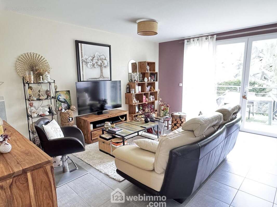 La pièce de vie de 30m² ouverte sur... - Maison à LES PONTS-DE-CE