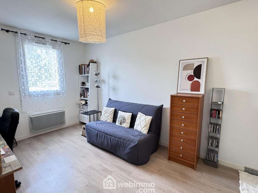 Vie de plain pied possible avec cette chambre équipée d&#039;une SDE. - Maison à LES PONTS-DE-CE