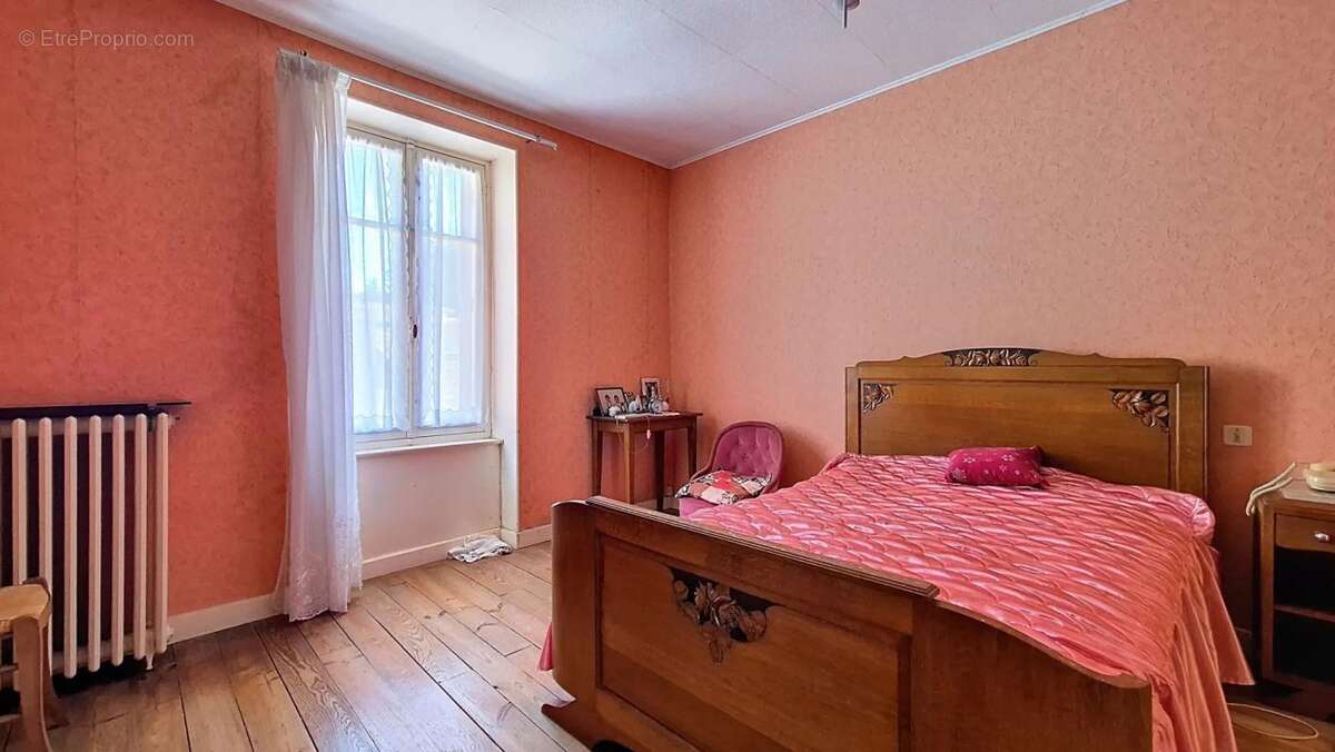 Maison à LA JONCHERE-SAINT-MAURICE