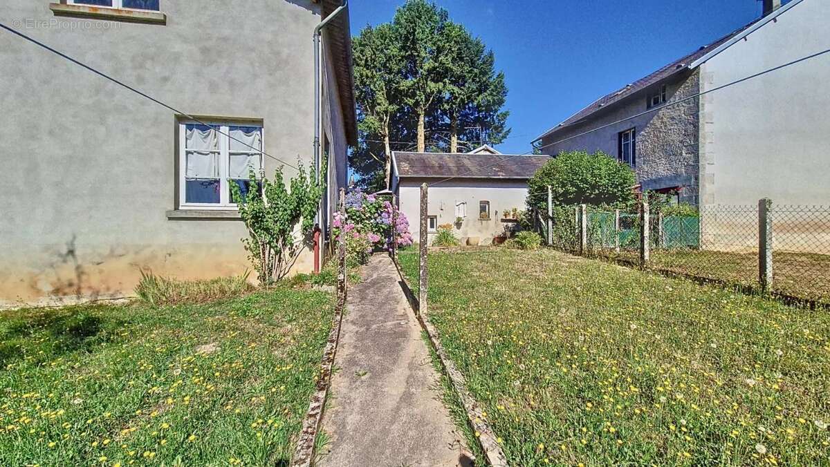 Maison à LA JONCHERE-SAINT-MAURICE