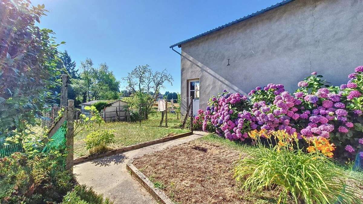 Maison à LA JONCHERE-SAINT-MAURICE