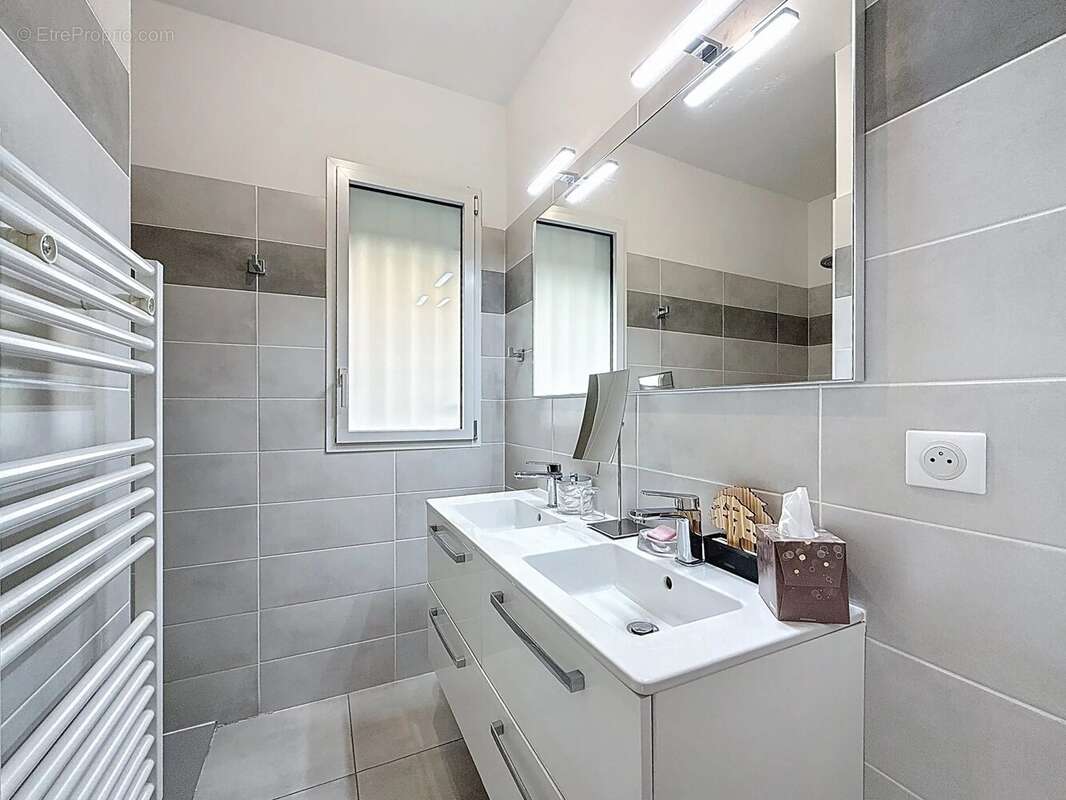 Appartement à SAINT-LAURENT-DU-VAR