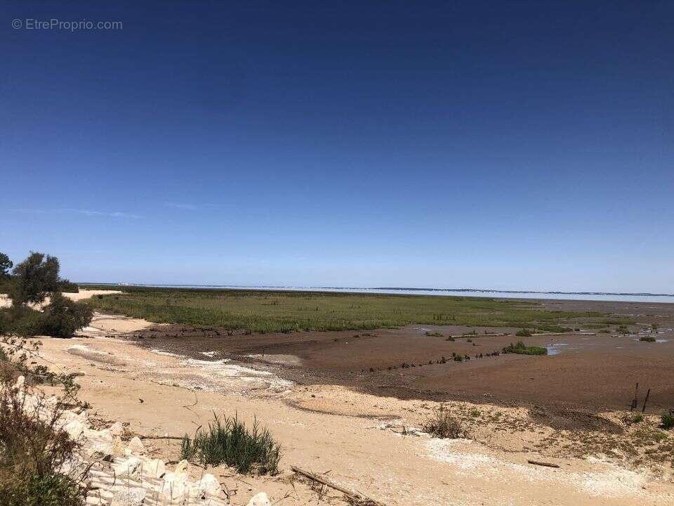 Terrain à JAU-DIGNAC-ET-LOIRAC