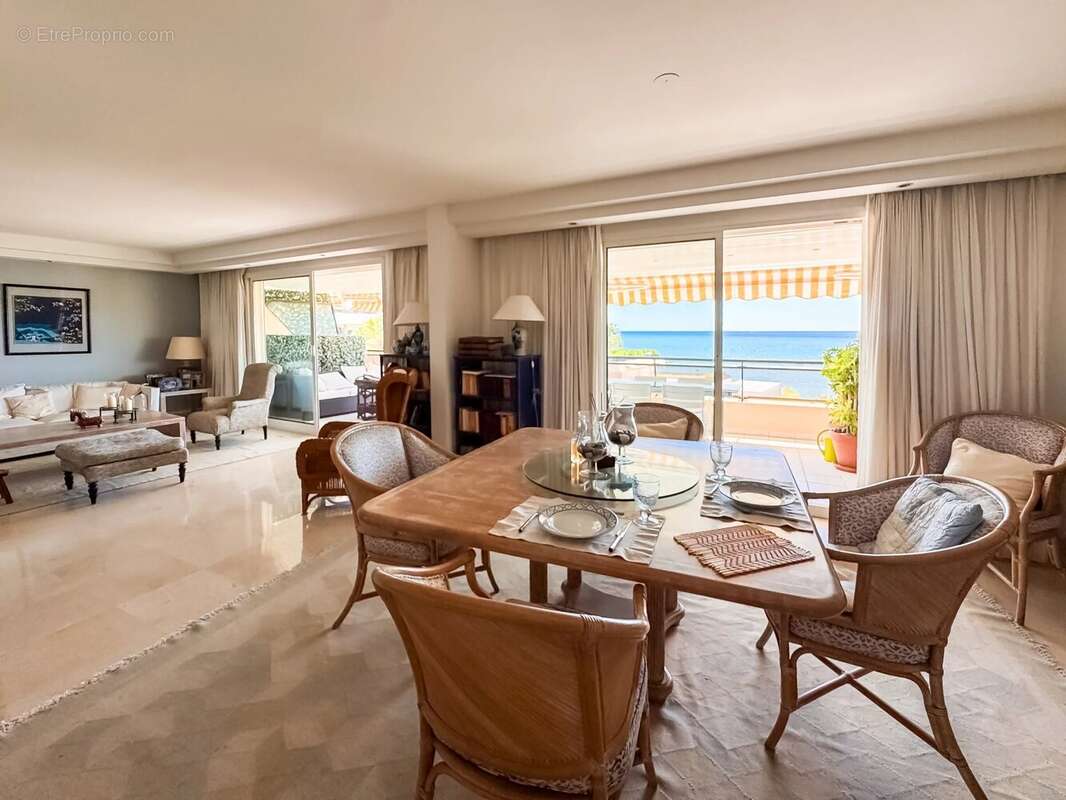 Appartement à SAINT-LAURENT-DU-VAR