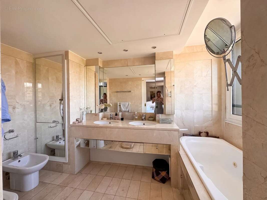 Appartement à SAINT-LAURENT-DU-VAR