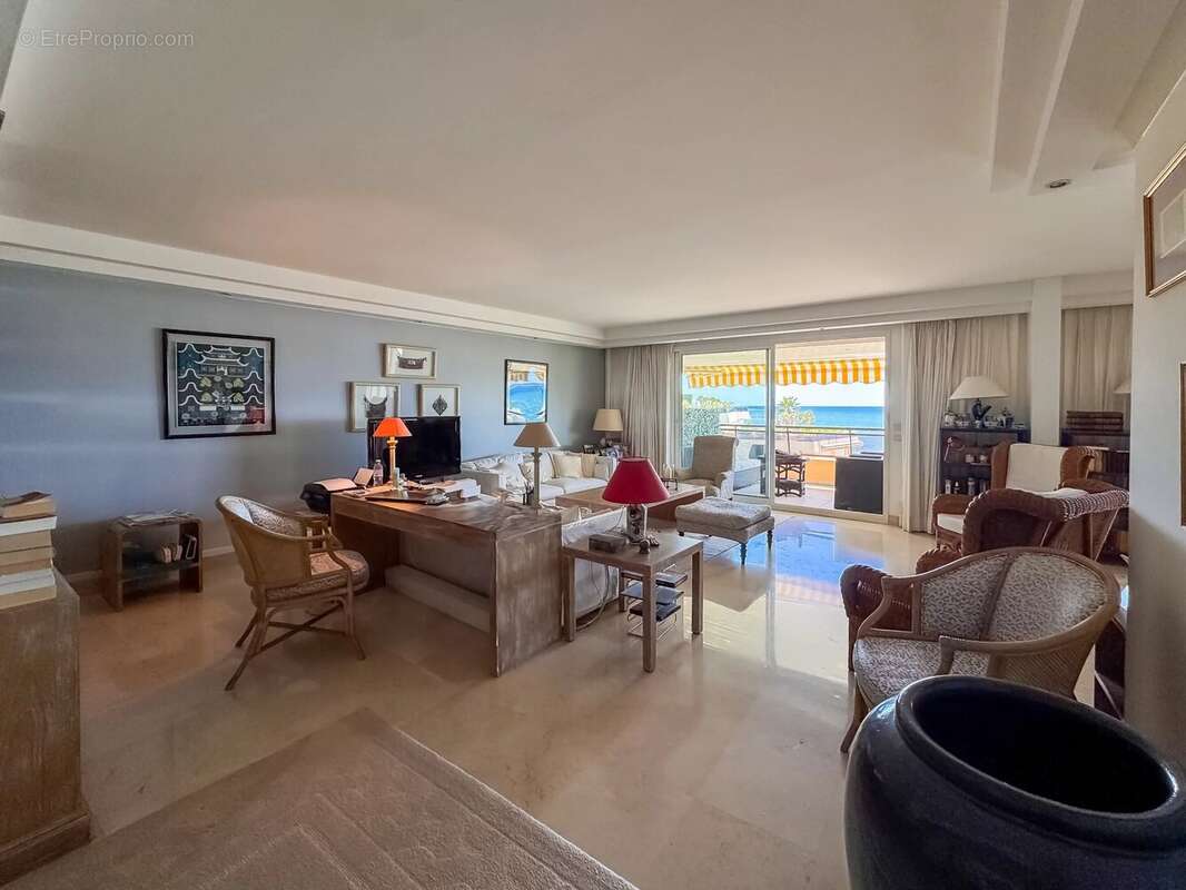 Appartement à SAINT-LAURENT-DU-VAR