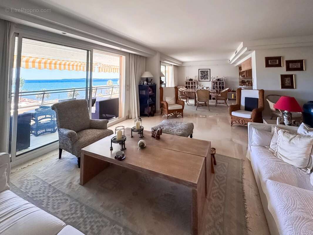 Appartement à SAINT-LAURENT-DU-VAR