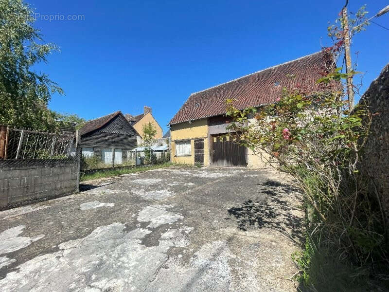 Commerce à LA BAZOCHE-GOUET