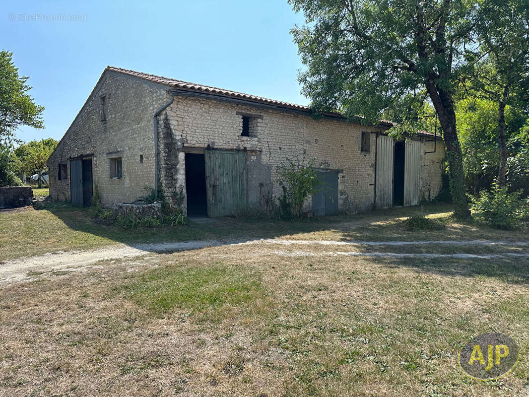 Maison à SAINT-SEURIN-DE-PALENNE