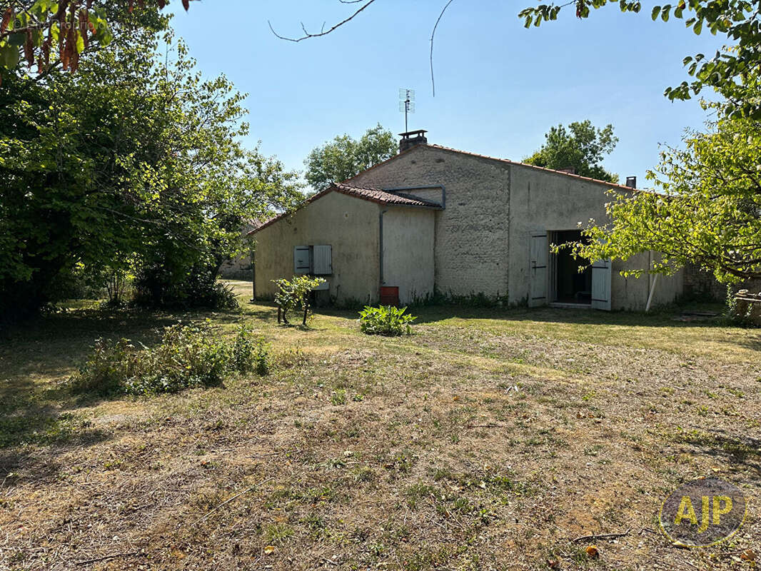 Maison à SAINT-SEURIN-DE-PALENNE