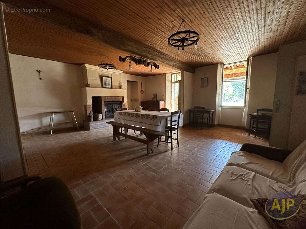 Maison à SAINT-SEURIN-DE-PALENNE