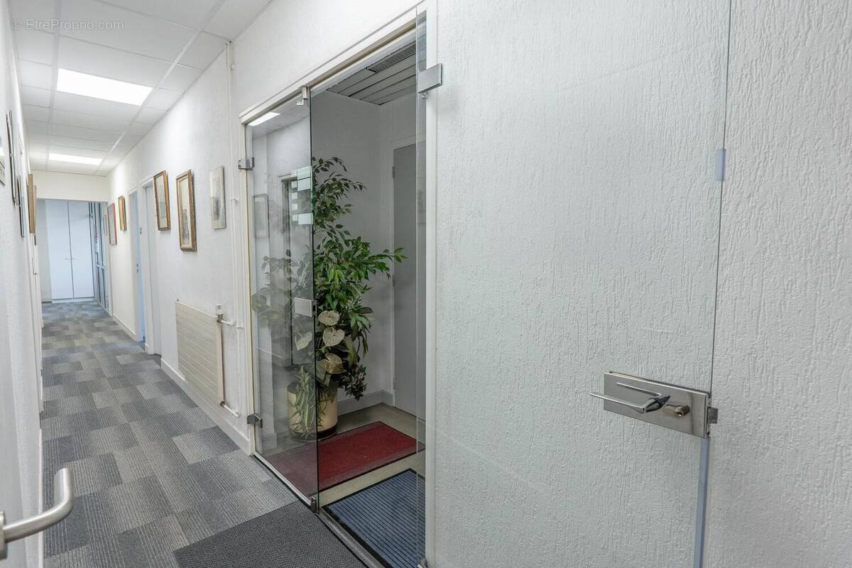 Photo 1 - Commerce à TROYES