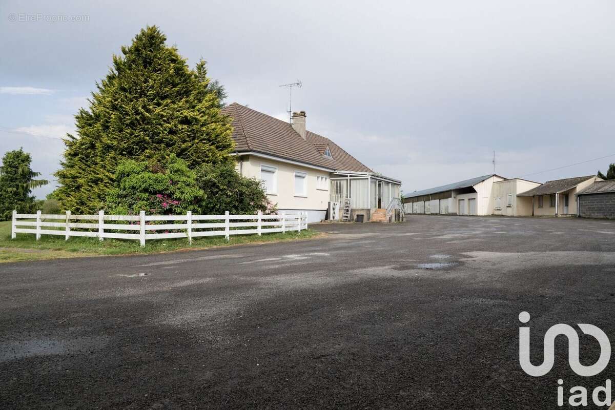 Photo 9 - Parking à LE TEILLEUL