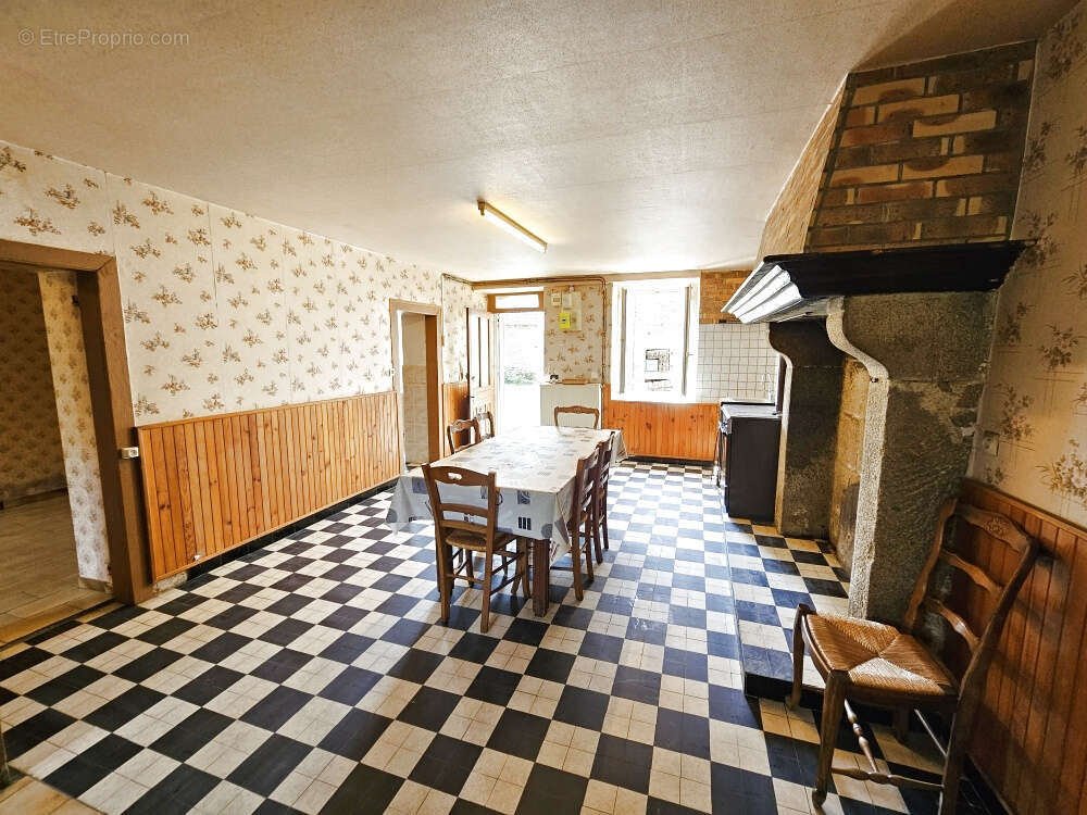 Maison à SAINT-PIERRE-DE-FURSAC