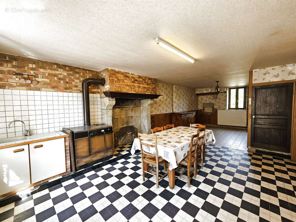 Maison à SAINT-PIERRE-DE-FURSAC