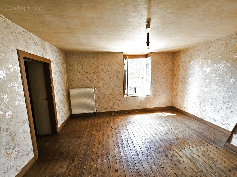 Maison à SAINT-PIERRE-DE-FURSAC