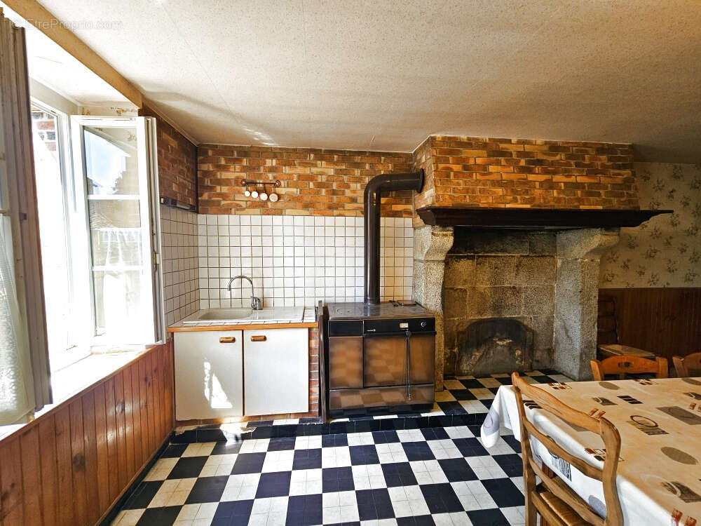 Maison à SAINT-PIERRE-DE-FURSAC