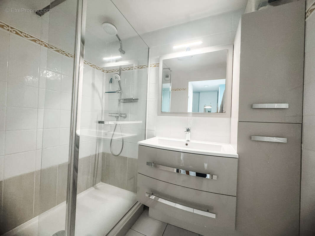 Appartement à SAINT-LAURENT-DU-VAR