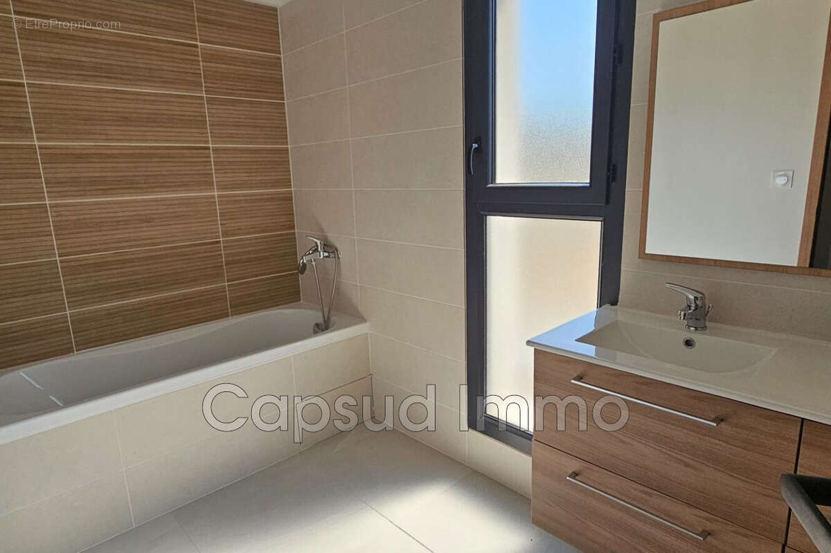 Maison à NISSAN-LEZ-ENSERUNE