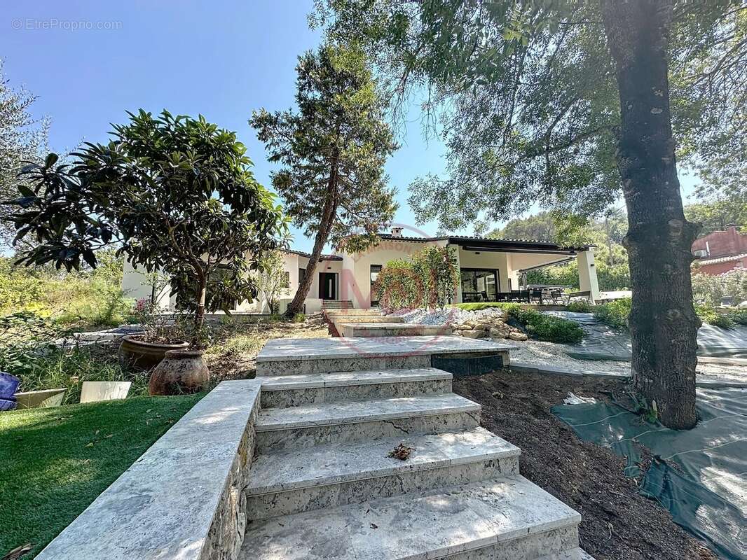 Maison à ROQUEFORT-LES-PINS