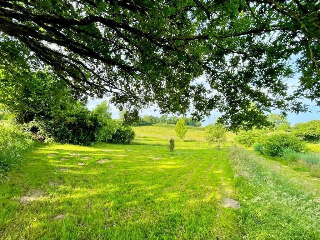 Maison à SAINT-LEGER-VAUBAN