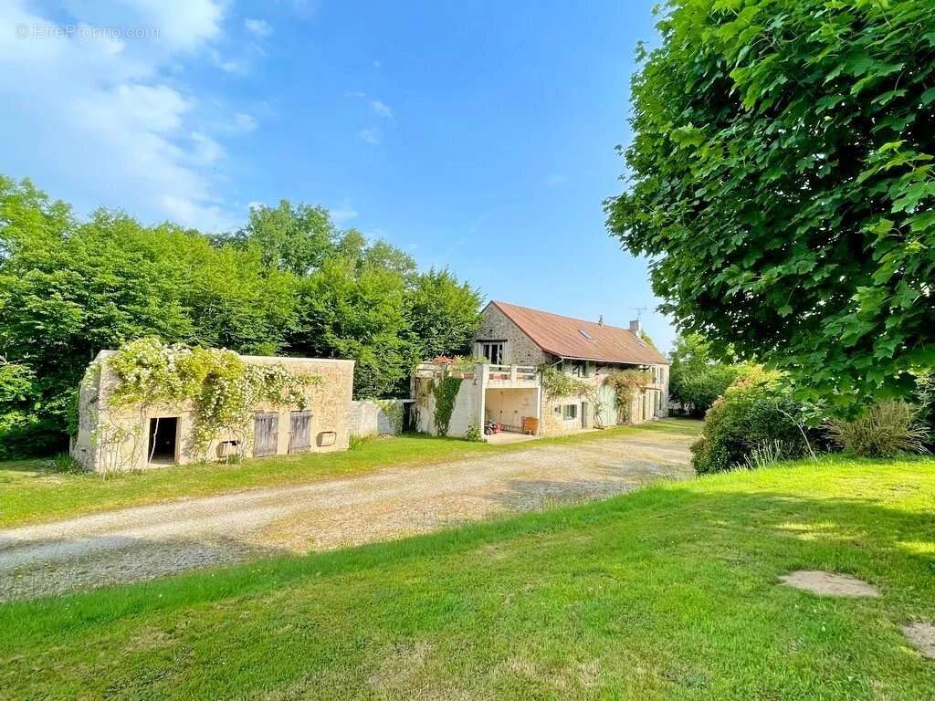 Maison à SAINT-LEGER-VAUBAN