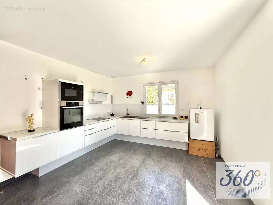 Cuisine moderne, aménagée et entièrement équipée, prête à l\&#039;emploi. - Maison à BRANGES