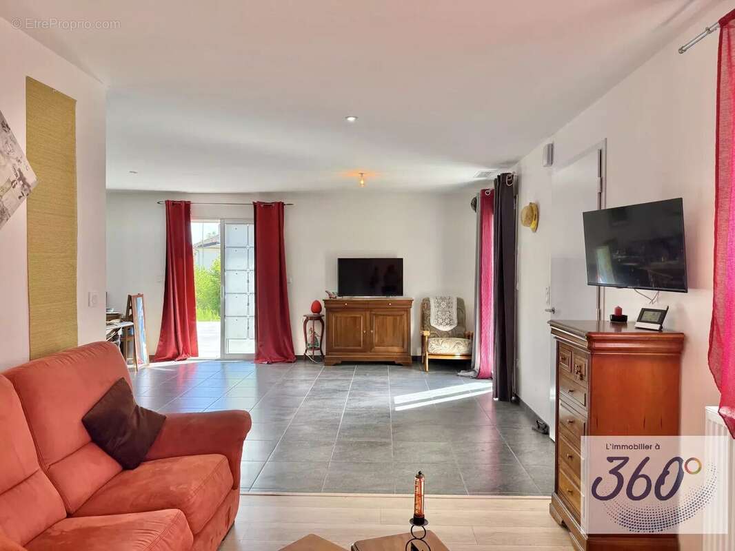 Grand séjour ouvert sur la cuisine équipée et aménagée. - Maison à BRANGES