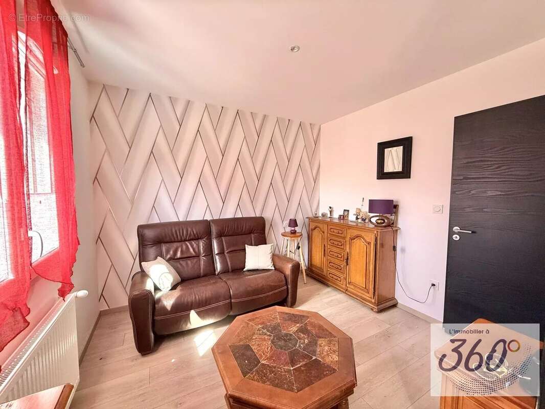 Une pièce spacieuse, lumineuse avec la possibilité d\&#039;être une chambre. - Maison à BRANGES