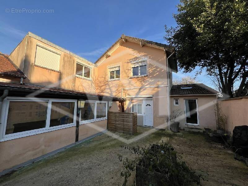 Appartement à COMBS-LA-VILLE