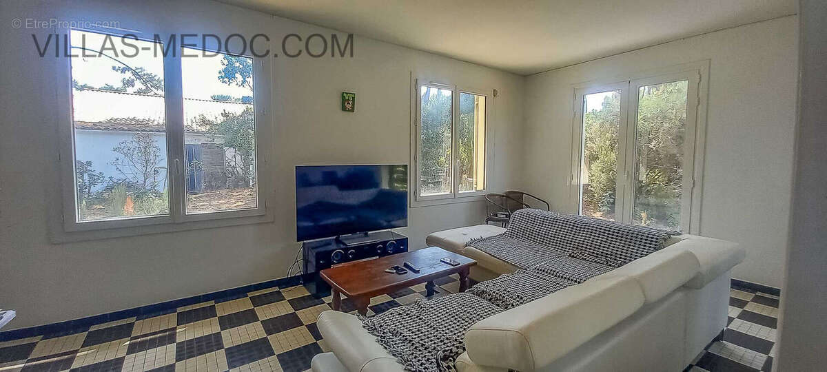 Maison à VENDAYS-MONTALIVET